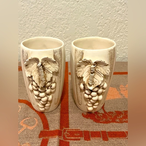2 VTG Giovanelli Pottery Mugs. Grape Vine Design. Signed Giovanelli. - Picture 2 of 7